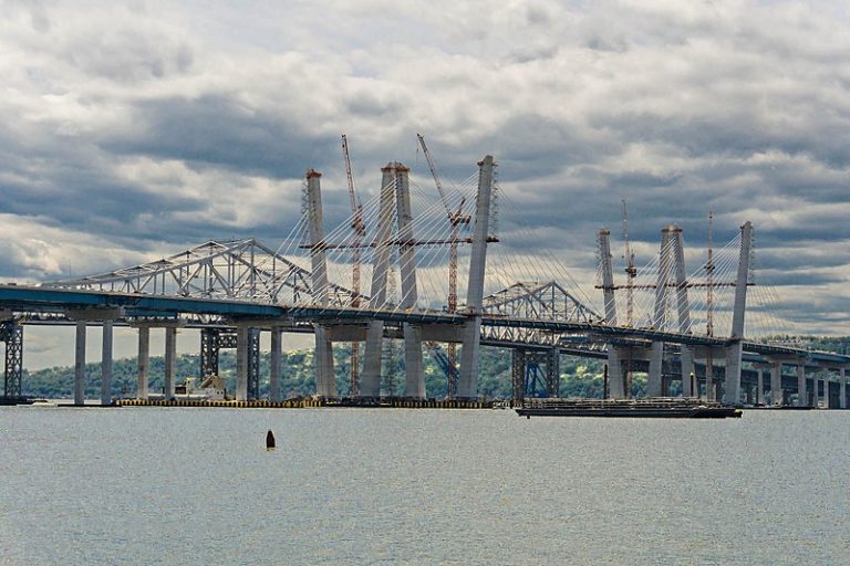 800px-Tappan_Zee_bridges_old_and_new_Spring_2017