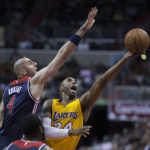 Kobe_Bryant_vs_Marcin_Gortat